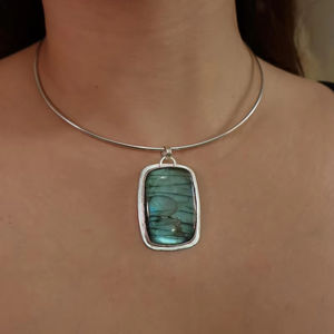 Pendentif en Labradorite en Argent Sterling Plaqué Or Vintage Fait à la Main Bijoux Boho Nature Inspiré des Cycles Spirituels Cadeau Talisman - Product Image 1