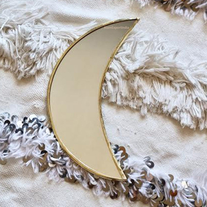 Venta caliente Cristal transparente Borde de latón Montado en la pared Acabado en oro Sala de estar Espejo de pared decorativo Forma De Luna Decoraciones de tamaño personalizado - Product Image 5