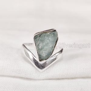 Joyería de piedra en bruto Anillo de mujer Aguamarina natural Piedra preciosa cruda Piedra natal de marzo V Corona Banda Joyería Anillo de plata esterlina 925 - Product Image 1