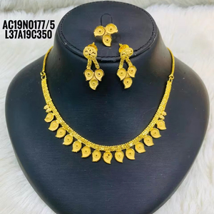 Bijoux de mode nouveau design, collier court pour femmes plaqué or serti de boucles d'oreilles, bijoux d'un gramme en plaqué or 18 carats - Product Image 1