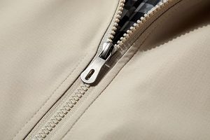 Veste coupe-vent légère unisexe à capuche avec motif uni pour les activités de plein air - Product Image 4