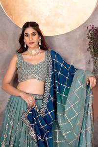 Este exquisito lehenga choli de tela georgette con motivos delicadamente cosidos a mano, patrones de micro lentejuelas, ideal para novias. - Product Image 3