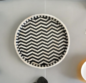Plateau de service en résine et MDF de taille personnalisée avec incrustation d'os rond noir et blanc fait à la main avec perle décorative - Product Image 1
