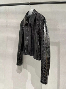 เสื้อแจ็คเก็ตหนังลายจระเข้สีดำเงา สไตล์หนังงู ผิวมันเงา ติดกระดุม แบบสั้น - Product Image 4