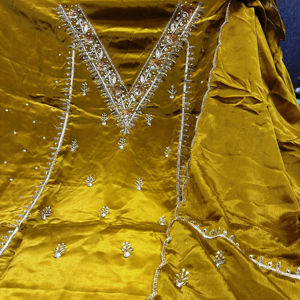 Costumes de fête indiens brodés à la main non cousus de créateur moderne pour femmes pour les fêtes de style traditionnel - Product Image 1