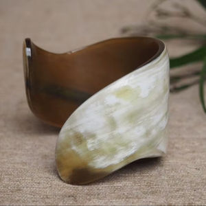 Bracelets en corne de buffle épaisse unisexe beaux bijoux en corne naturelle pour cadeau d'occasions romantiques - Product Image 1