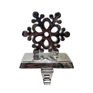 Soporte de medias de metal tradicional para Navidad Gancho de hierro clásico para colgar medias en chimenea o pared - Product Image 5