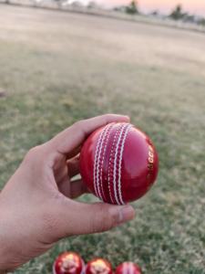 Ballon de cricket personnalisable de haute qualité en cuir dur avec le meilleur design de logo, couleurs personnalisées pour des matchs de cricket palpitants - Product Image 2