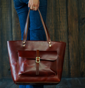 Esta atractiva bolsa de mano texturizada de color marrón medio y un posavasos de mármol blanco ahora están disponibles a precios de mayoreo. - Product Image 6