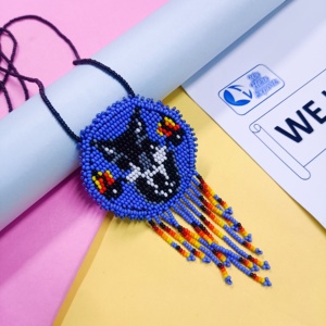 Collier médaillon fait main en perles avec motif tribal de loup coloré pour la mode bohème, vêtements ethniques, cadeau pour les amateurs d'artisanat, pièce unique - Product Image 3