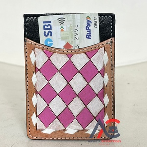 Tarjetero de bolsillo de cuero genuino hecho a mano con elegante patrón a cuadros rosa y blanco perfecto para guardar tarjetas y efectivo - Product Image 1