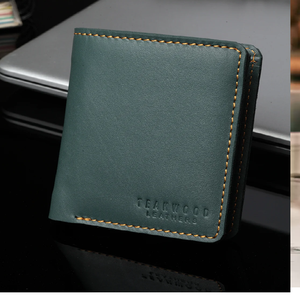 Un portefeuille à deux volets en cuir vert foncé, doté d'un panneau latéral contrastant avec un motif monogramme noir et gris. - Product Image 1