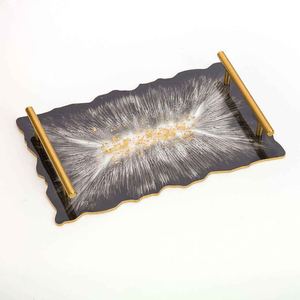 Plateau de service et de décoration en résine époxy couleur noire Design personnalisé Style avec poignées dorées Genre résine - Product Image 4