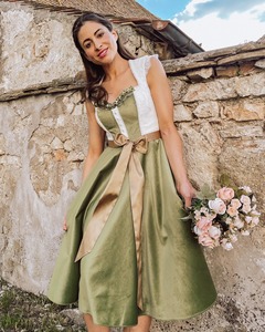 LUXE วินเทจ-แรงบันดาลใจกูตูร์เดรส dirndl บนหุ่นพร้อมปักลายลูกไม้ผ้ากันเปื้อนเหนือกระโปรงบลัชออน - Product Image 3