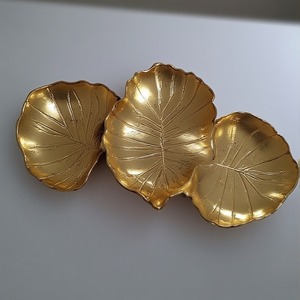 Serveur de fruits secs de luxe en aluminium et verre fabriqué à la main avec trois bols ronds connectés finition or conçu pour la salle à manger décorative - Product Image 3