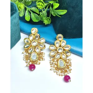 Pendientes Kundan Meenakari Chapados en Oro para Mujer, con Perlas Magenta y Cuentas Blancas, Estilo Moderno - Product Image 1