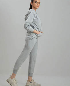 Conjunto de dos piezas con estampado de letras sueltas para mujer, traje deportivo informal para otoño e invierno, chándales transpirables con cremallera corta - Product Image 3