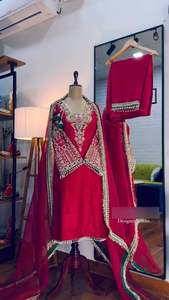 Ensemble haut, pantalon et dupatta de créateur haut de gamme, motif floral vintage, confortable, avec taille naturelle, en mélange de soie et de coton, pour le quotidien et la mode de bureau - Product Image 4