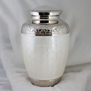 Urna de cremación de latón blanco perla para cenizas humanas Urna conmemorativa hecha a mano para adultos Proveedor al por mayor Fabricante Exportador - Product Image 2