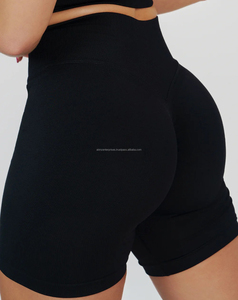Conjunto de Yoga sin Costuras para Mujer de Calidad Premium, Sujetador con Tirantes Cruzados, Shorts Ajustados, Color Sólido, Transpirable, Ecológico, Precios Económicos - Product Image 5