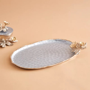 Plateau décoratif en métal argenté au design antique avec poignée florale dorée pour la restauration et la décoration intérieure Finition polie pour les cadeaux - Product Image 1