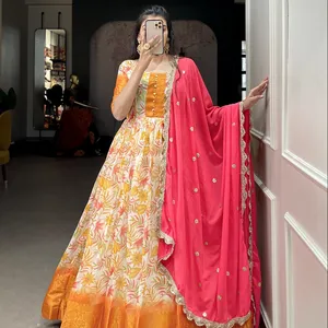 这款优雅柔软的Chanderi完美无瑕的礼服搭配美丽的珍珠杜帕塔，为您打造节日造型