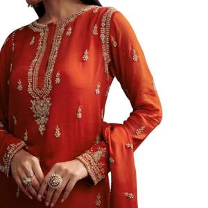 Costume Orange Chinon Sharara avec coupe Dana et paillettes pour les fêtes de mariage en gros événements Sangeet et vêtements ethniques de fête personnalisés - Product Image 5