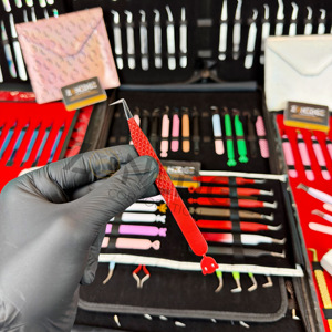 Pinces à cils en acier inoxydable de haute qualité pour les artistes des cils, couleur rouge, nouveaux designs de poignées personnalisés, logo personnalisé, pointe à 90 degrés - Product Image 3