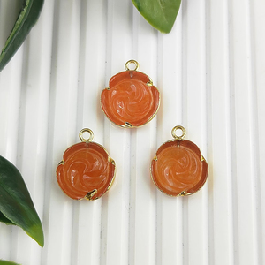 Pendentif en pierre précieuse sculpté par électrolyse Pierre de naissance faite à la main en forme de rose Charm en plaqué or sculpté à la main Charmes de bijoux sculptés à la main - Product Image 3