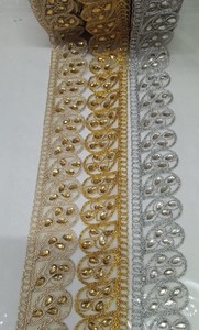 Sur mesure floral brodé dans des motifs floraux ethniques pour les robes et les vêtements de trois façons de couleur à des fins de revente. - Product Image 4