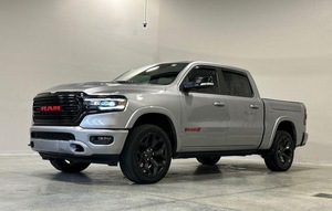 Camioneta Dodge Ram Usada Plateada 2022, Cabina Doble 2022, Llantas de Aleación Negras - Product Image 1
