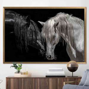 Impresión en lienzo de caballo en blanco y negro - Elegante decoración de pared, 1 pieza: con marco dorado - Product Image 1