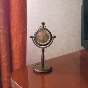 Reloj de escritorio de latón marítimo Victorian London Nautical Anchor Dial - Product Image 1