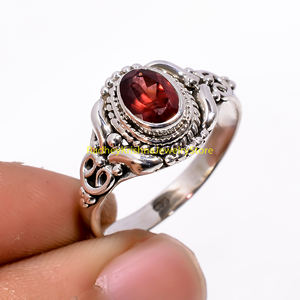 แหวนเงินแท้ 925 ประดับพลอยโกเมนสีแดงธรรมชาติทรงรี ดีไซน์วินเทจลายฉลุ งานแฮนด์เมด ของขวัญสำหรับผู้หญิงหรือผู้ชาย - Product Image 2