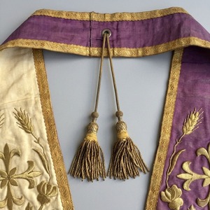 Étole d'évêque personnalisée brodée, violette et or, avec franges et motifs floraux, scapulaire, vêtement religieux - Product Image 3