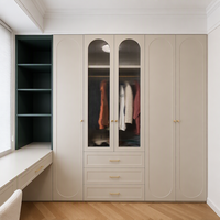 Armoire moderne de luxe sur mesure avec portes battantes cintrées, éclairage LED intégré, placard de chambre écologique, vente directe d'usine, sur mesure