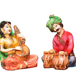 Polyresin และหินอ่อนฝุ่น rajasthani คู่แสดงรูปปั้นทางวัฒนธรรมสำหรับตกแต่งบ้านห้องนั่งเล่นห้องนอน14x8 x16.5ซม. สีแดง - Product Image 1