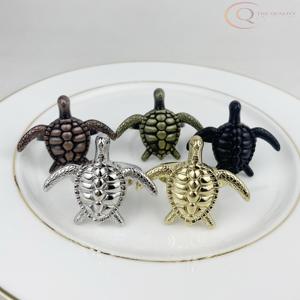 Anneaux de serviette en métal décoratifs conçus pour des présentations de table élégantes, adaptés aux repas quotidiens, aux occasions festives et aux événements spéciaux - Product Image 1