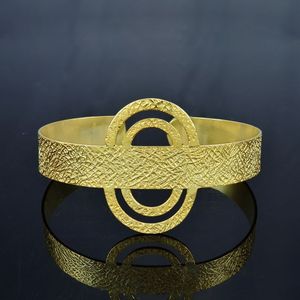 Brazalete de Latón de Diseño, Anillo de Puño, Chapado en Oro, Joyería Duradera para Mujer, Atuendos Modernos para Bodas - Product Image 3