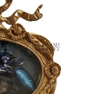 กรอบทรงรีทำจากทองเหลืองโบราณพร้อมการออกแบบริบบิ้นที่มีงานศิลปะภาพเหมือนยุโรปคลาสสิกในสไตล์วินเทจ - Product Image 4