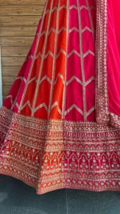 Lehenga choli มีดีไซน์พร้อมงานปักเลื่อมและงานเหมาะสำหรับงานแต่งงานและงานเฉลิมฉลองแบบดั้งเดิม - Product Image 4