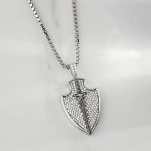 Collar con Colgante de Diamante Moissanite VVS Moderno, Estilo Hip Hop, con Diseño de Escudo de Guerrero en Plata 925 Chapada en Oro, a Bajo Precio - Product Image 2