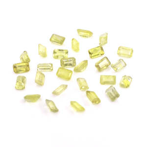 Saphir Jaune Naturel Grade AAA de Bangkok, Taille Émeraude, Créé en Laboratoire, Octogones Calibrés 3x5mm & 4x6mm, Couleurs Rouge & Vert - Product Image 1