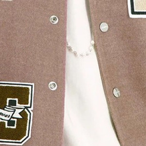Chaquetas Varsity de Borrego Antibacterianas para Hombre y Mujer, de Alta Calidad, en Todos los Tamaños y Colores, Estilo Nuevo con Cuello Alto - Product Image 6