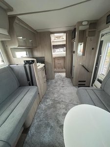 Camping-car de luxe 4x4 tout-terrain |   Camion-camping-car robuste pour expéditions |   Véhicule de camping tout-terrain diesel 4x4 avec panneaux solaires - Product Image 5