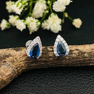 Piercing de Joyería Fina Anti Tragus en Forma de Pera de Oro Macizo de 14K con Zafiro Azul. - Product Image 1