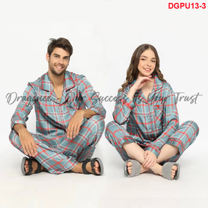 Pyjamas assortis pour couples, bleu marine avec rayures rouges, soie à carreaux verts et rouges, coupe ajustée avec 2 types de manches pour votre commodité - Product Image 3