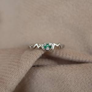 Bague minimaliste légère en argent sterling 925 pour femme, en forme de cœur, avec zircon cubique serti à griffes, bijou à porter au quotidien - Product Image 5