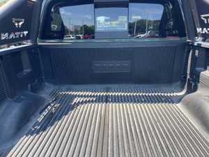 Nissan Titan SV 2024 Verde, Cabina Doble, Tracción en las Cuatro Ruedas, Automático, R18 (Usado en Excelentes Condiciones), Volante a la Izquierda, Paquete de Navegación y Remolque - Product Image 3