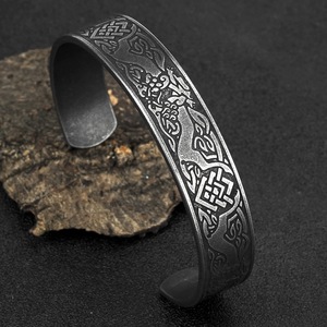 Bracelet pour homme en acier inoxydable de style nordique rétro, design unique double loup viking - Product Image 2